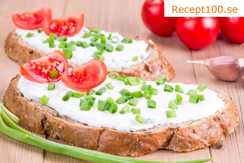 Äggsmörgås med ost och vitlök