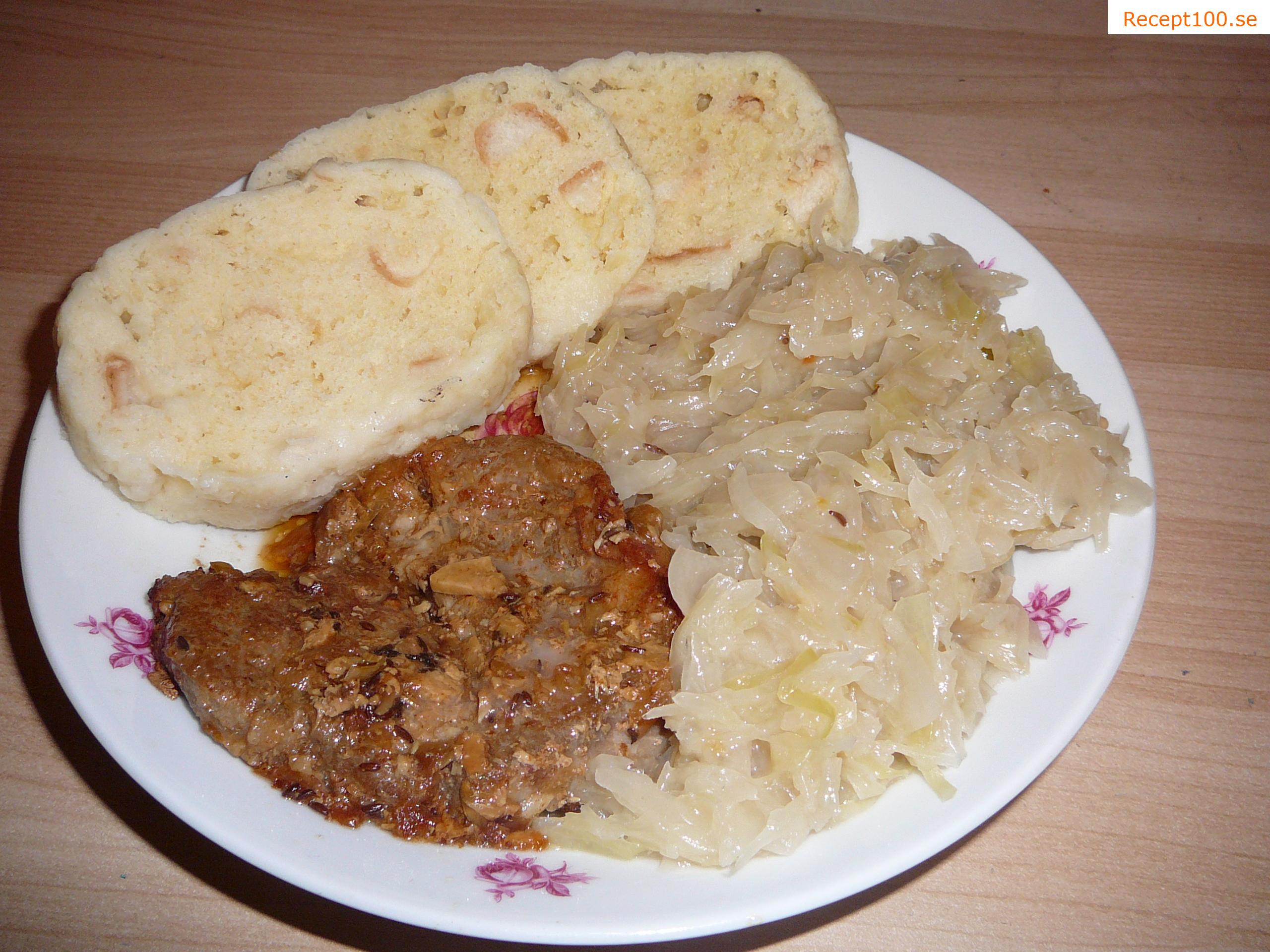 Enkel fläskkött med knödel och surkål