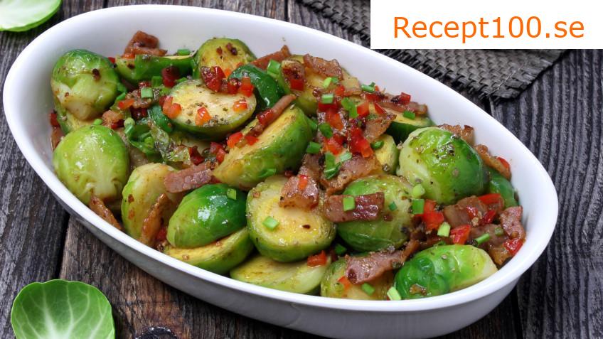 Fläskbitar på bacon och brysselkål