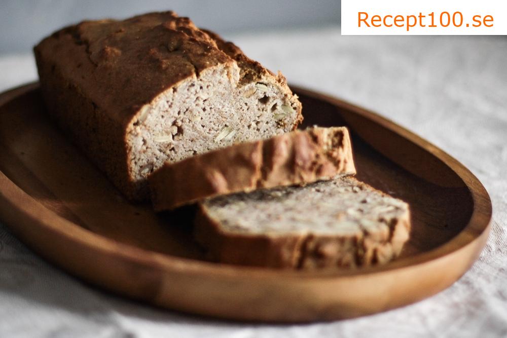 Glutenfritt ljust bröd från hemmabakad brödbakmaskin