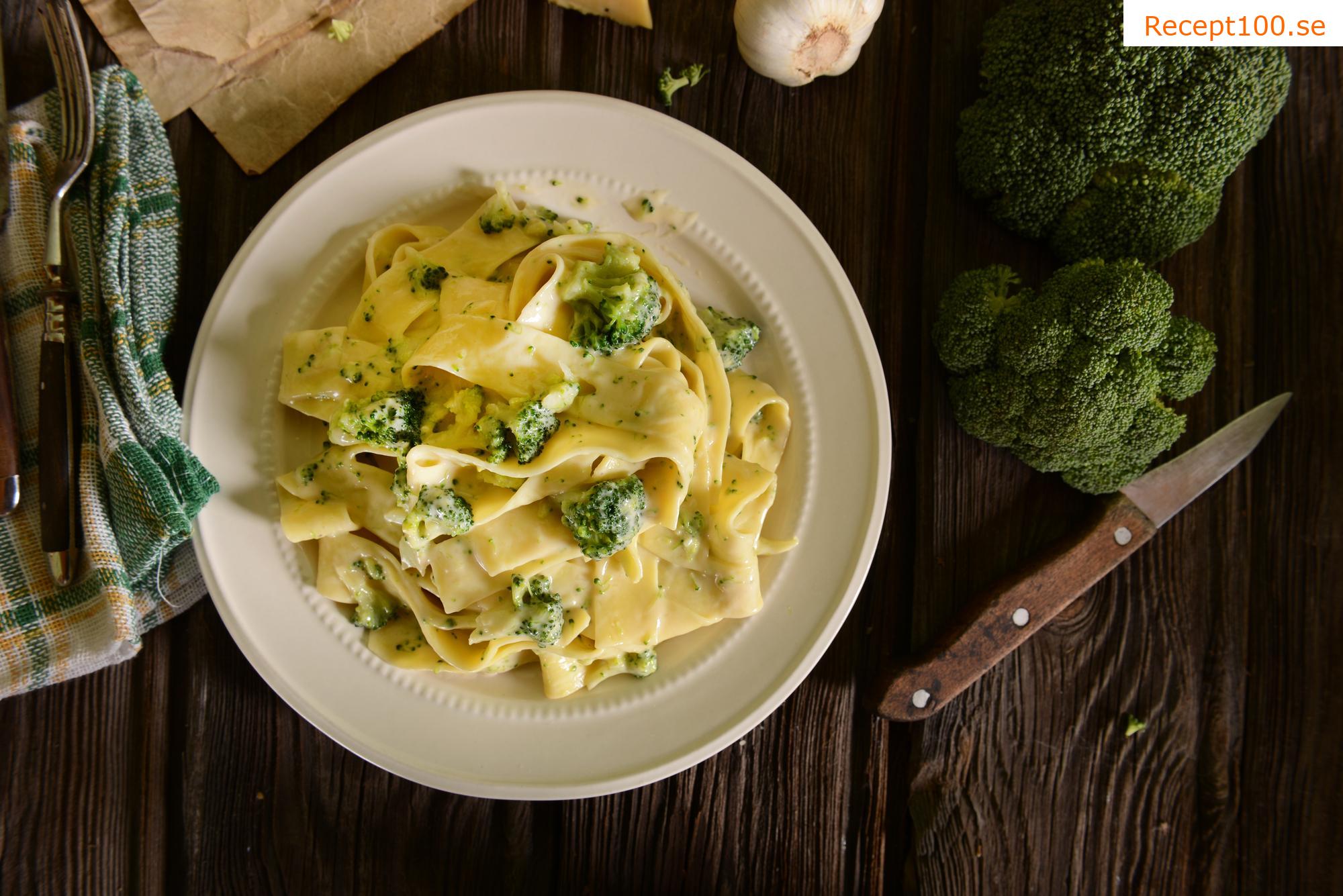 Gratinerad pasta med broccoli och ost