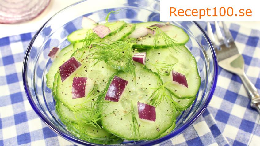 Gurksallad med dill och lök