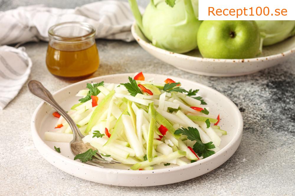 Kålsallad med äpplen och morötter