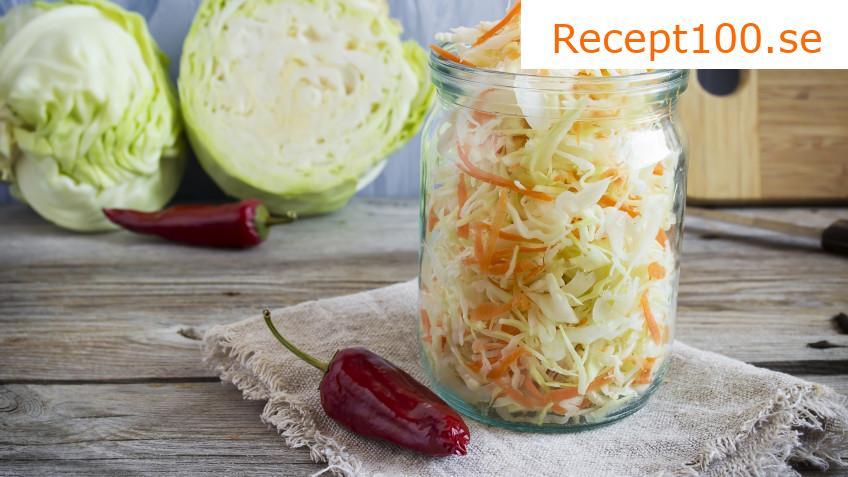 Kålsallad med inlagd lök