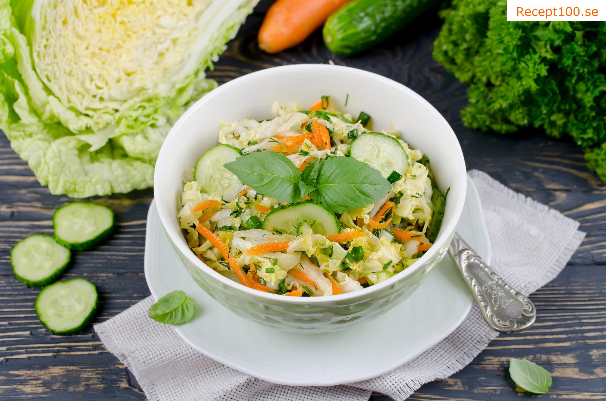 Kålsallad med morötter och dill
