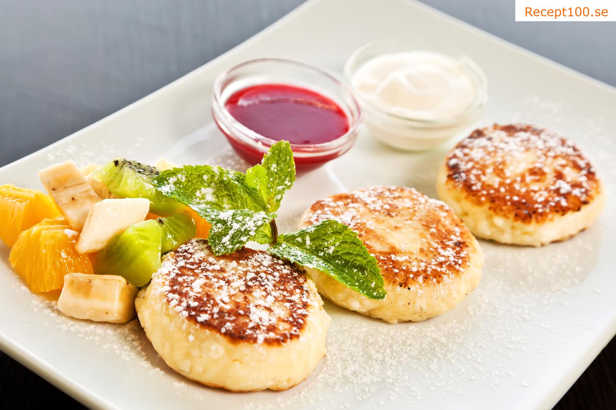 Keso-pannkakor med sylt och yoghurt