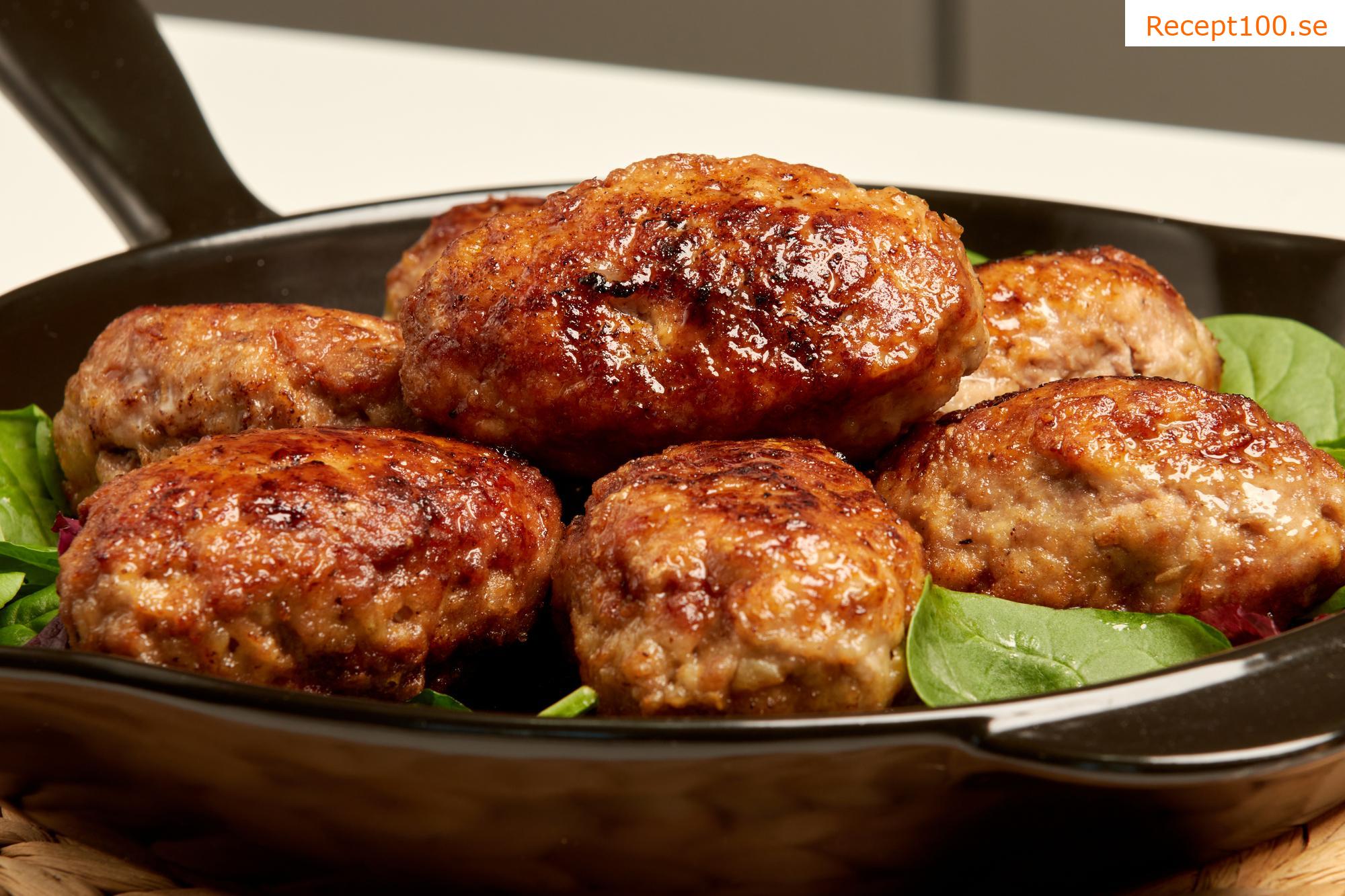Köttbullar fyllda med kikärtor på tomater