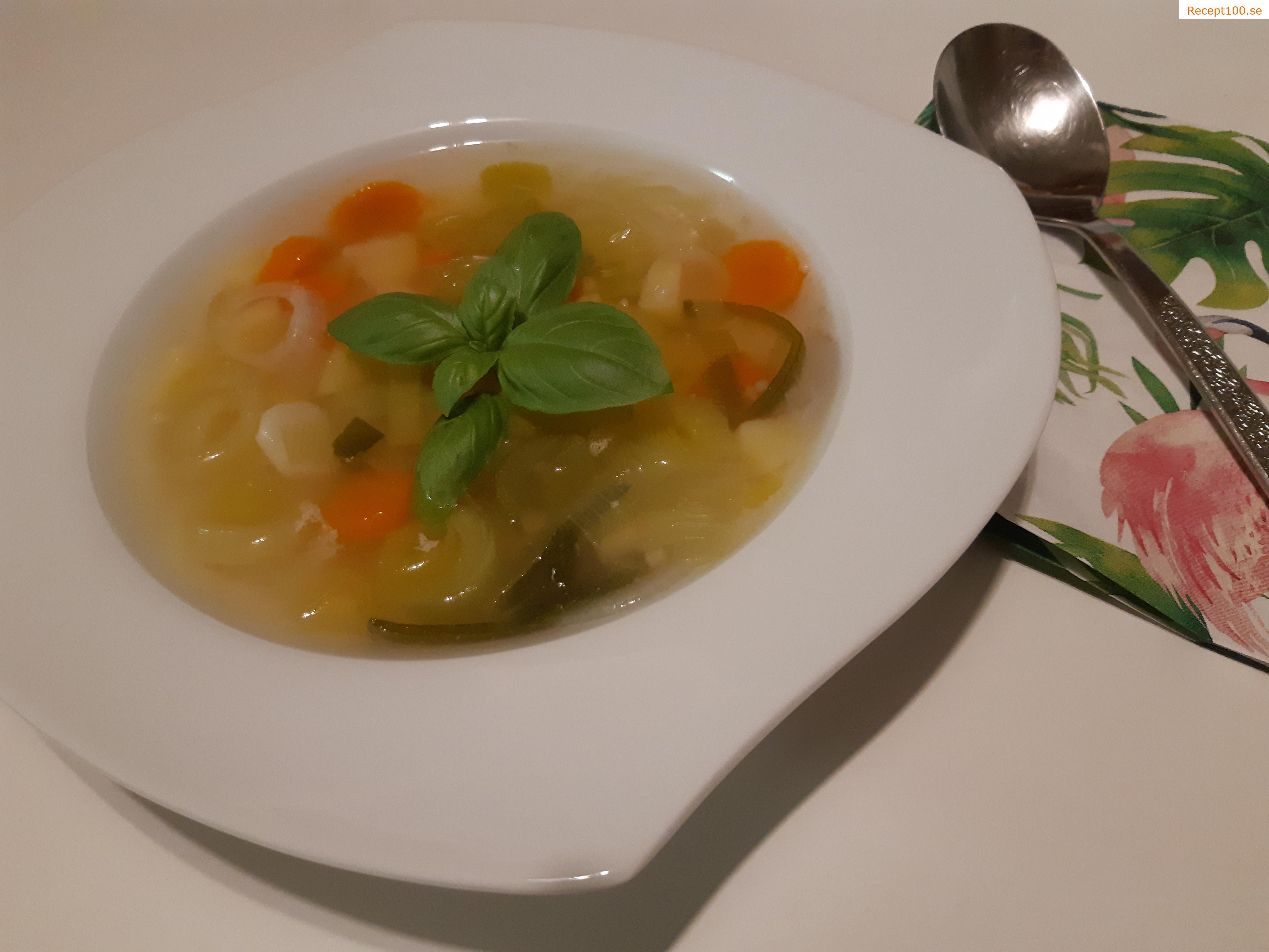 Kycklingkött från soppa med färska grönsaker i wok.