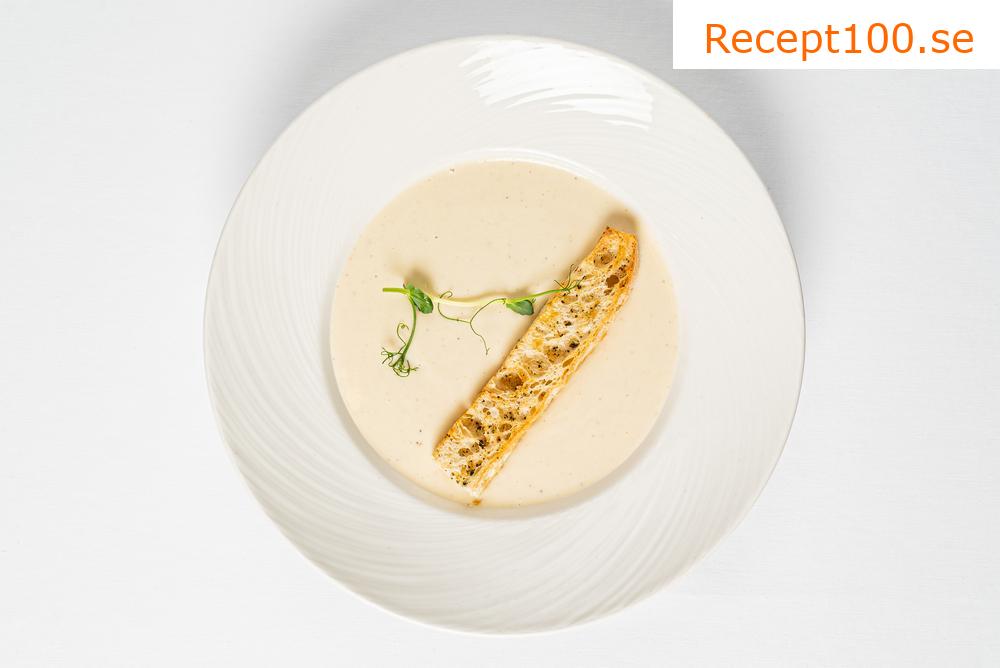 Palsternackssoppa med vitlök och palsternackschips
