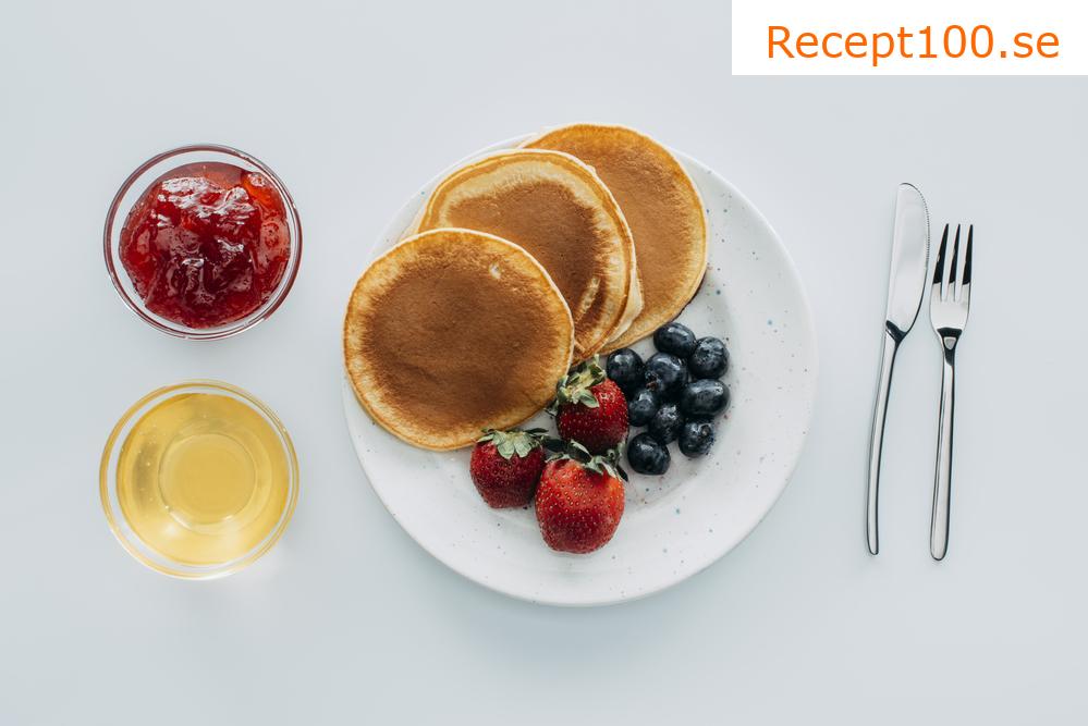 Pannkakor med vallmo, havregryn och gräddfil
