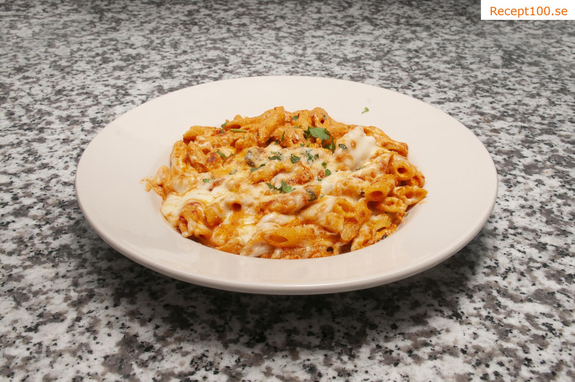 Pasta med tomatsås, mozzarella och bacon.
