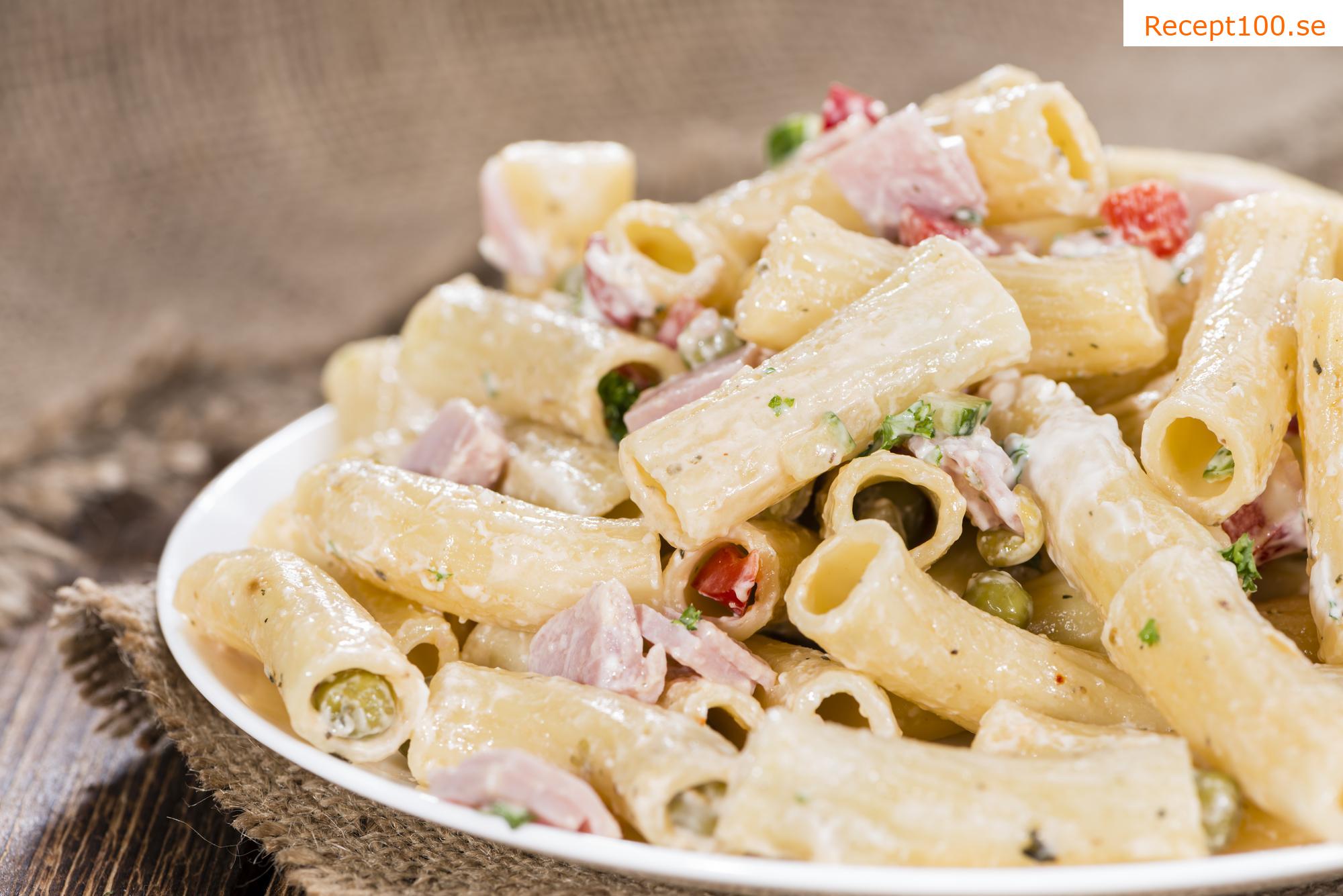 Pastasallad med grönsaker och dressing