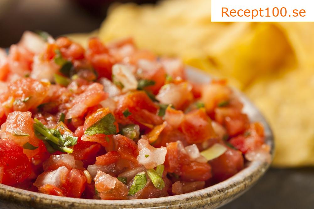 Pico de Gallo - sallad i färgerna av den mexikanska flaggan