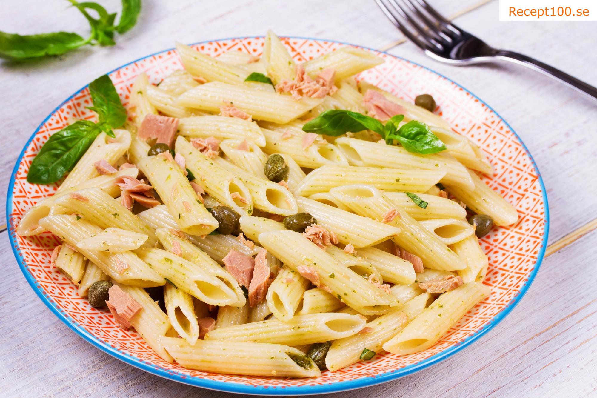 Rigatoni med tonfisk, zucchini och basilika