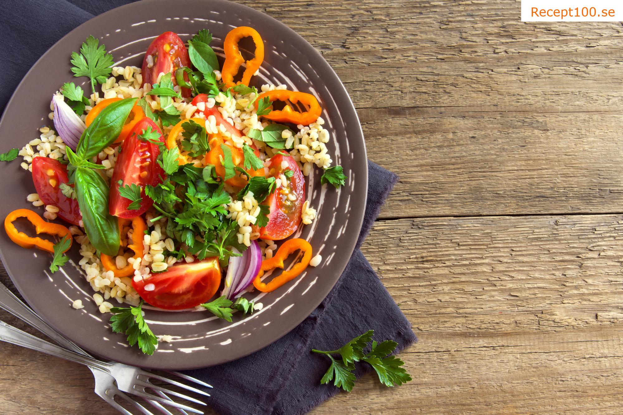 Sallad med grönsaker och couscous