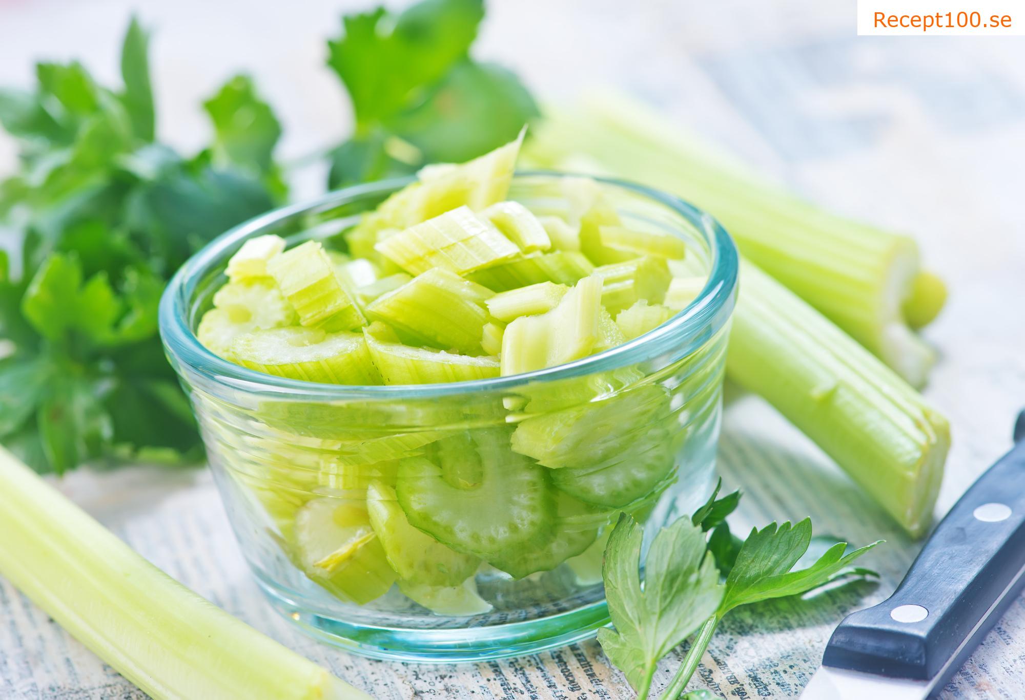 Sallad med selleristjälkar